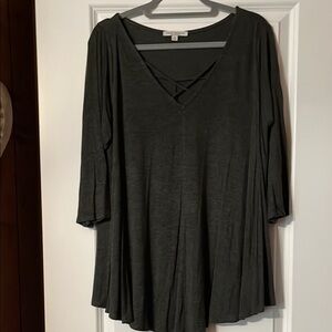 Green Envelope-Women's Black V-Neck Top